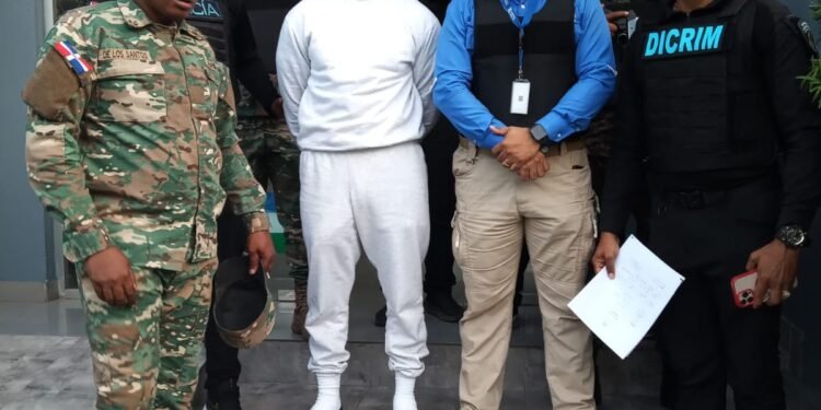 Policía Nacional, a través de INTERPOL Santo Domingo, recibe al apodado “Petán” deportado de Estados Unidos requerido por homicidio en Villa Consuelo, DN