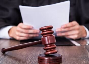 Condenan a tres hombres por falsificar documentos judiciales