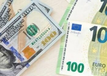 Dólar bajó 45 cts. y era vendido a $60.73; el euro sigue a $70.45