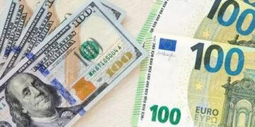 Dólar bajó 45 cts. y era vendido a $60.73; el euro sigue a $70.45