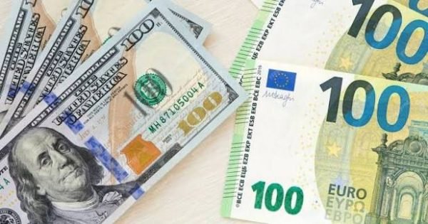 Dólar bajó 45 cts. y era vendido a $60.73; el euro sigue a $70.45