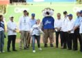 Embajadora EU lanza primera bola en partido Licey-Escogido