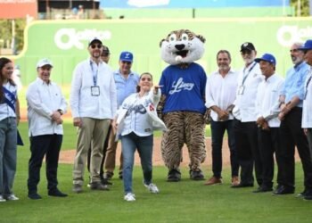 Embajadora EU lanza primera bola en partido Licey-Escogido