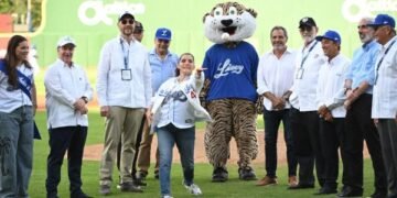 Embajadora EU lanza primera bola en partido Licey-Escogido