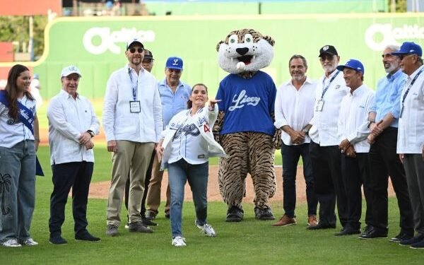 Embajadora EU lanza primera bola en partido Licey-Escogido