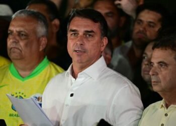 Juez prohíbe Bolsonaro salir de Brasil; debe entregar pasaportes