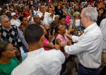 Abinader entrega ayudas a miles hogares en ciudad de Santiago