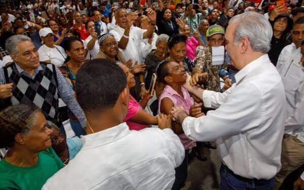 Abinader entrega ayudas a miles hogares en ciudad de Santiago